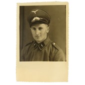 Luftwaffen insinöörirakennusjoukkojen sotamies visiirilakki päässään